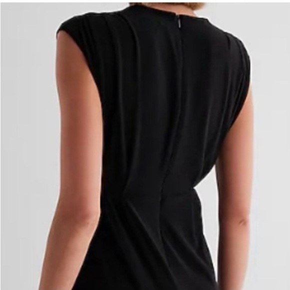 NWT Express V-Neck Faux Wrap Pleated Sheath Dress Black Size L - Picture 2 of 14